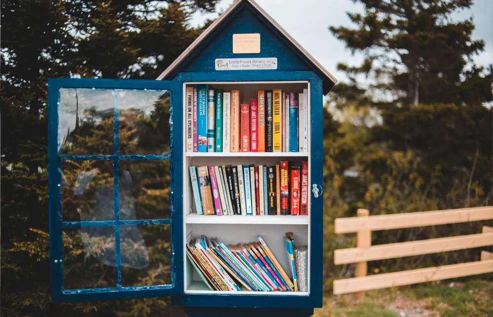 Une boîte à livres en libre-service, remplie de livres